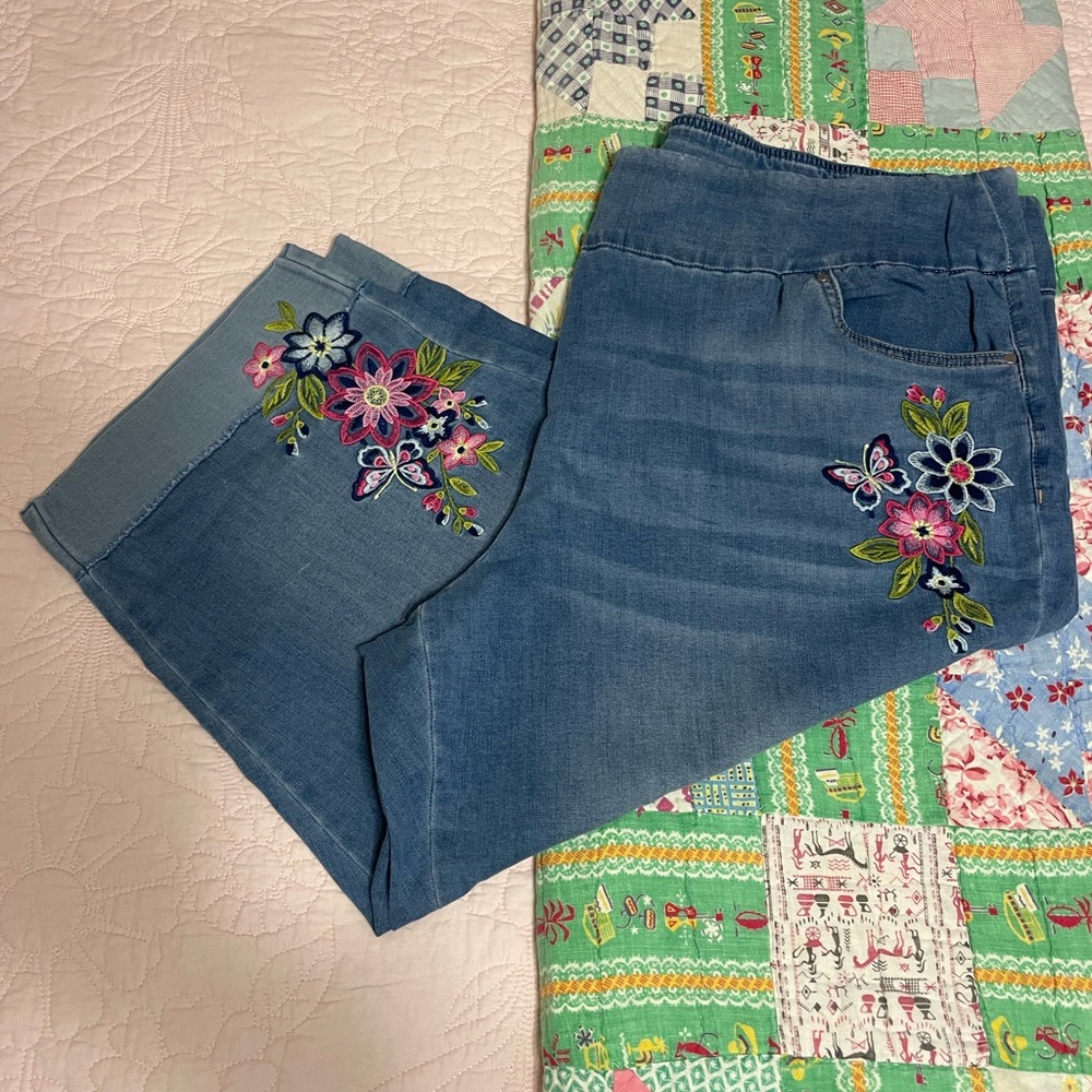 EUC Alfred Dunner In Full Bloom Capri. Embroidered Floral Accents. 24W